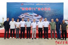 取江龙船艇董事长兼总司理晏同出席吉水典礼